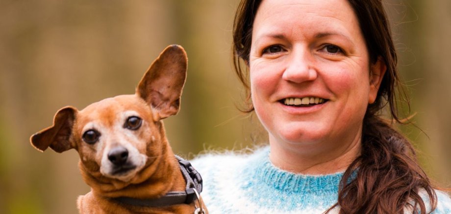 Wanderführerin Silke Heinen unterwegs mit ihrem Hund