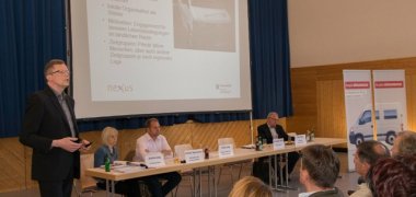 Vortrag zum Bürgerbus Ein Mann steht vor einer Leinwand und hält einen Vortrag zum Bürgerbus